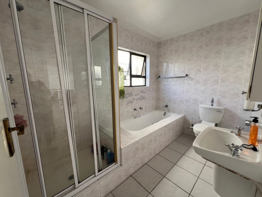 To Let 5 Bedroom Property for Rent in Table View Western Cape